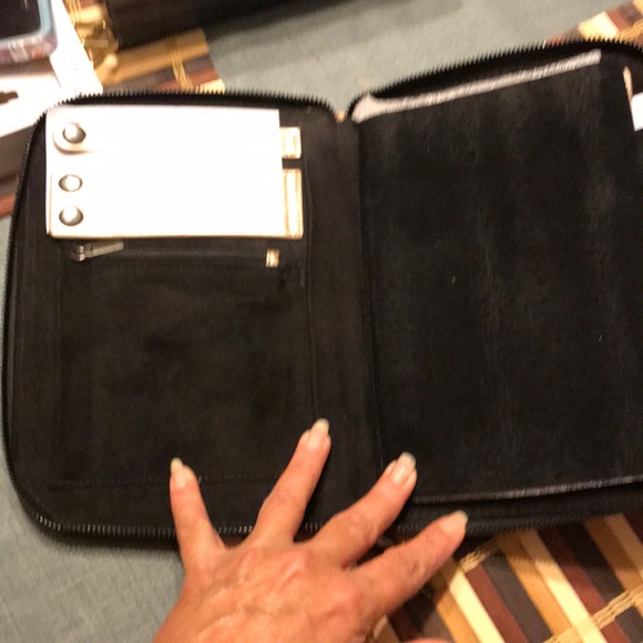 Halston makeup brushes carrying case never used - Picture 2 of 4